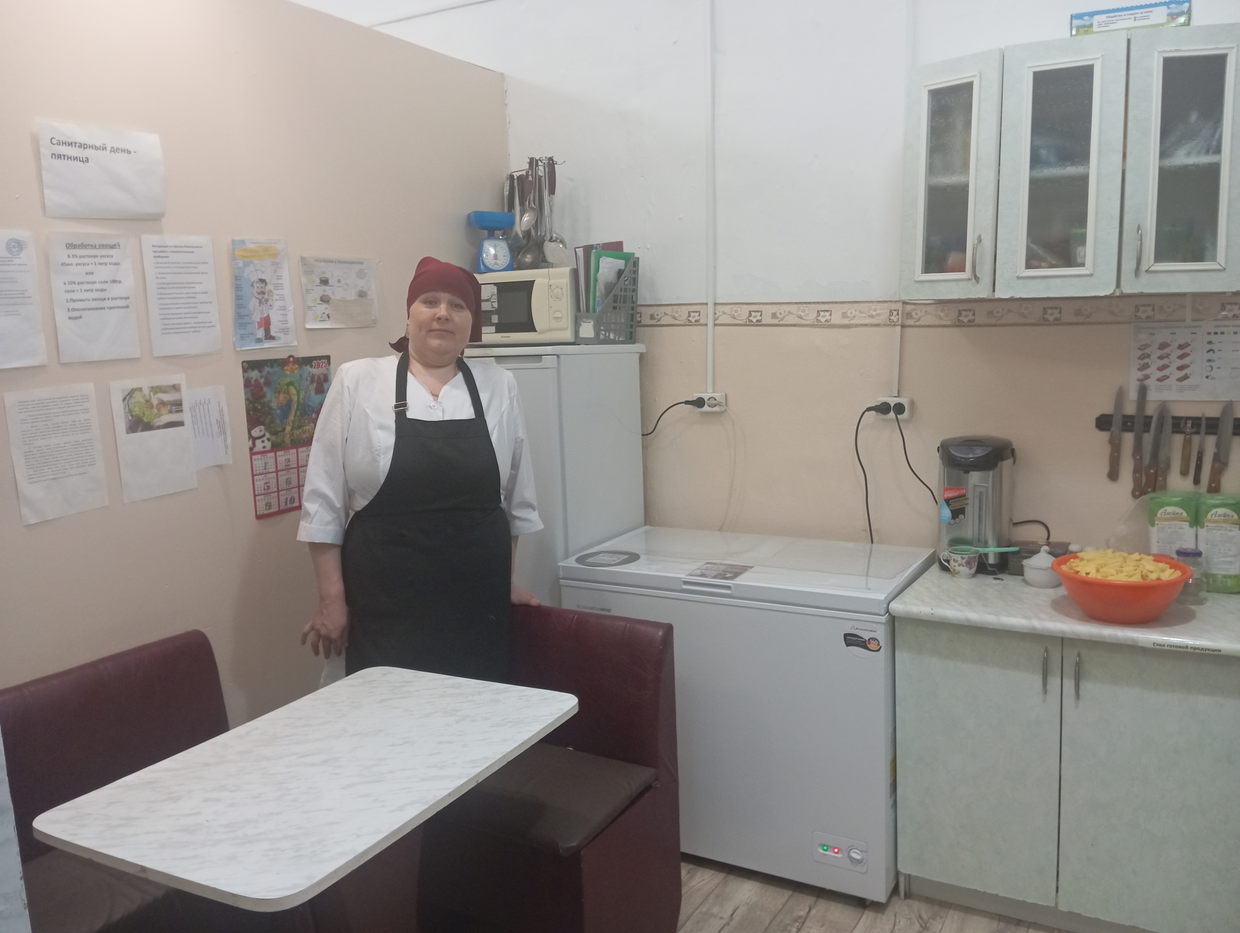 Повар Алымова Л.К. на рабочем месте.